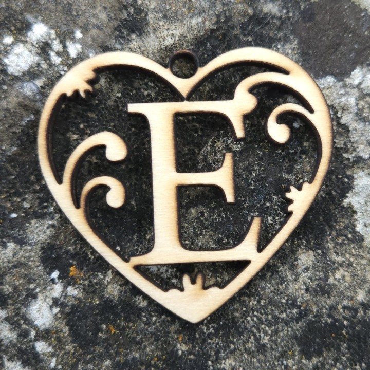 Lettre coeur E
